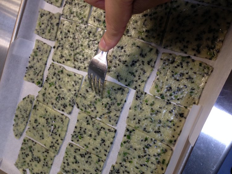 葱香黑芝麻甜味苏打饼步骤11