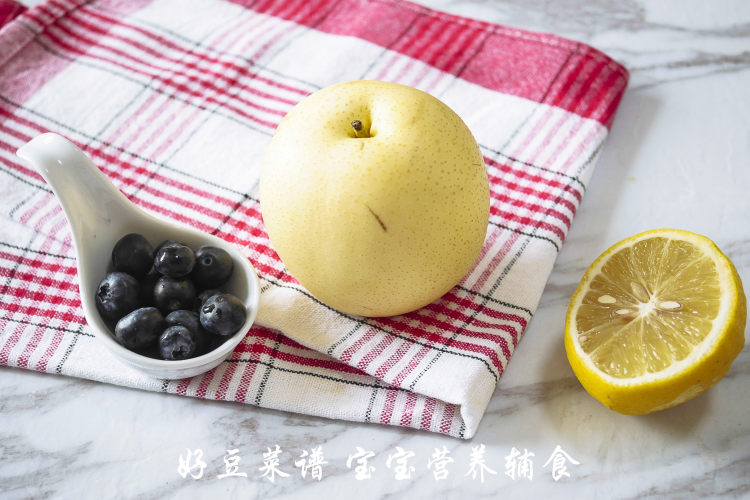 蓝莓炖雪梨步骤1