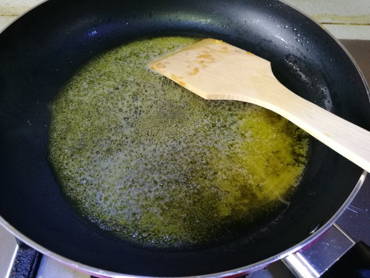 蔓越莓花生芝麻牛轧糖步骤3