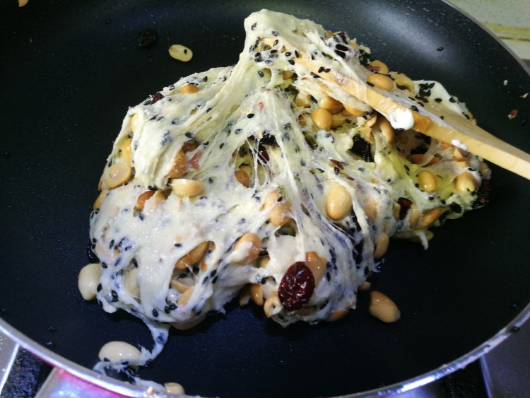 蔓越莓花生芝麻牛轧糖步骤7