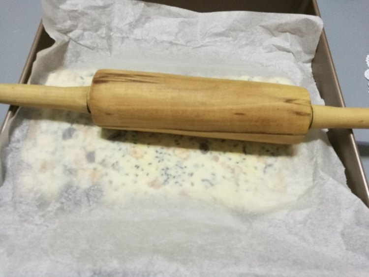 蔓越莓花生芝麻牛轧糖步骤9