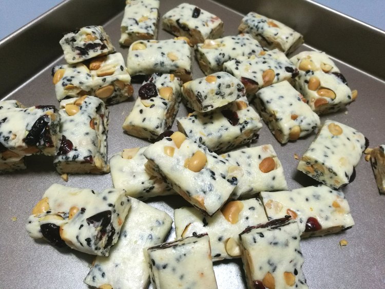 蔓越莓花生芝麻牛轧糖步骤12