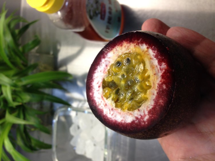 蜂蜜冰糖百香果饮步骤2