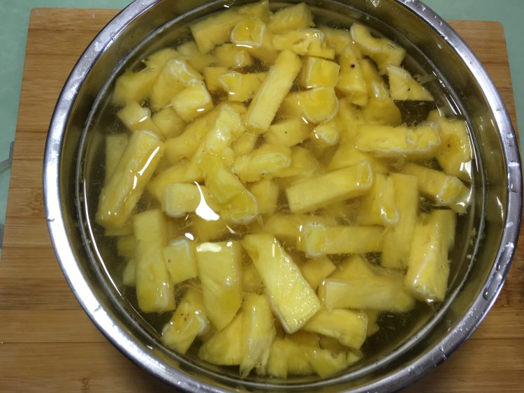 菠萝糖水罐头步骤4