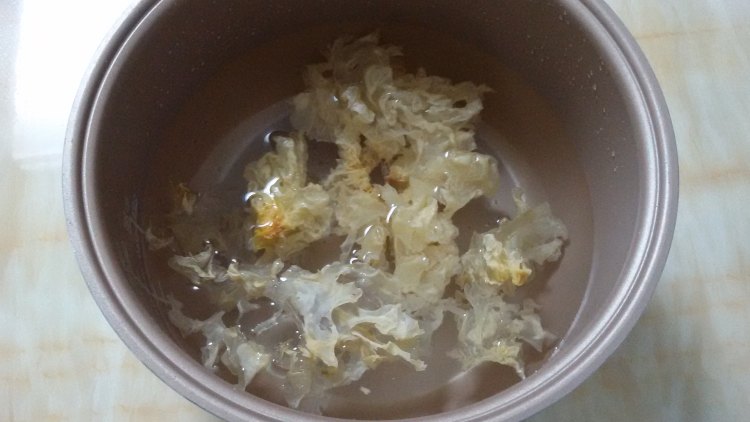 桃胶玫瑰羹步骤2