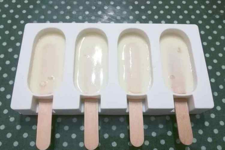 桑葚果酱酸奶雪糕步骤6