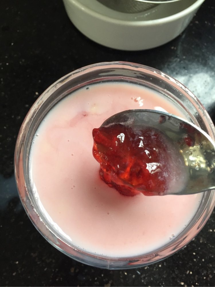 草莓酱椰汁露步骤6