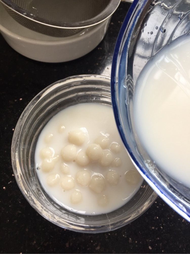 草莓酱椰汁露步骤5