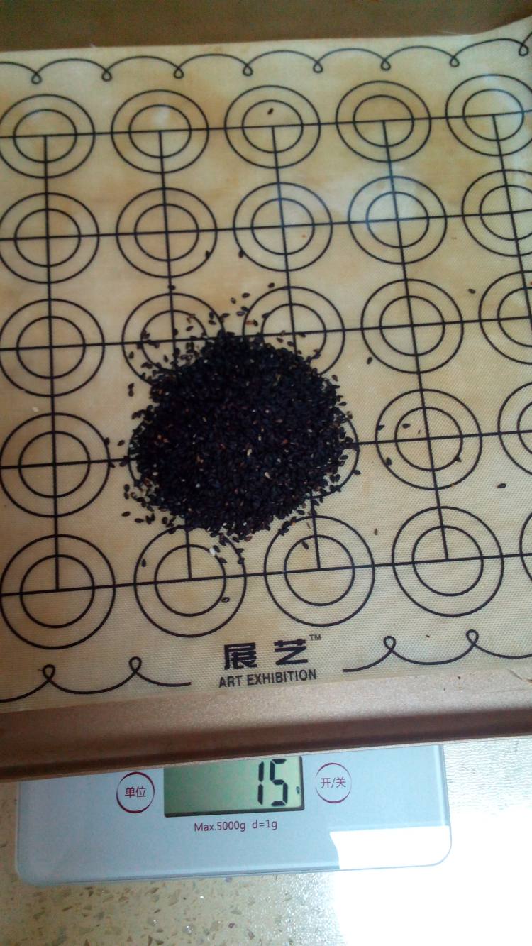 黑芝麻戚风卷步骤1