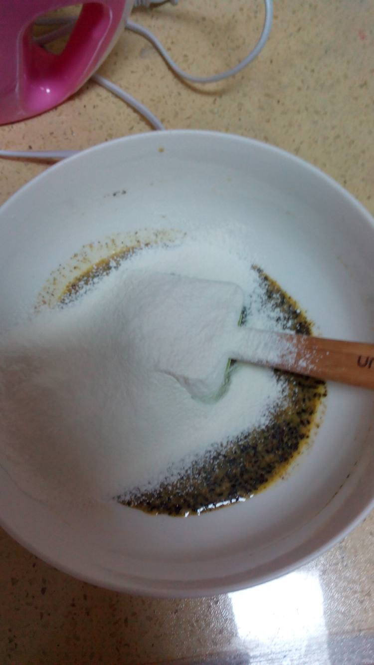 黑芝麻戚风卷步骤6
