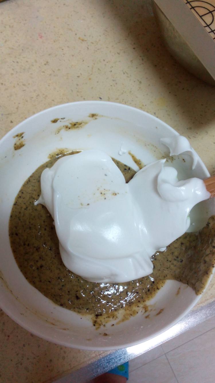 黑芝麻戚风卷步骤10