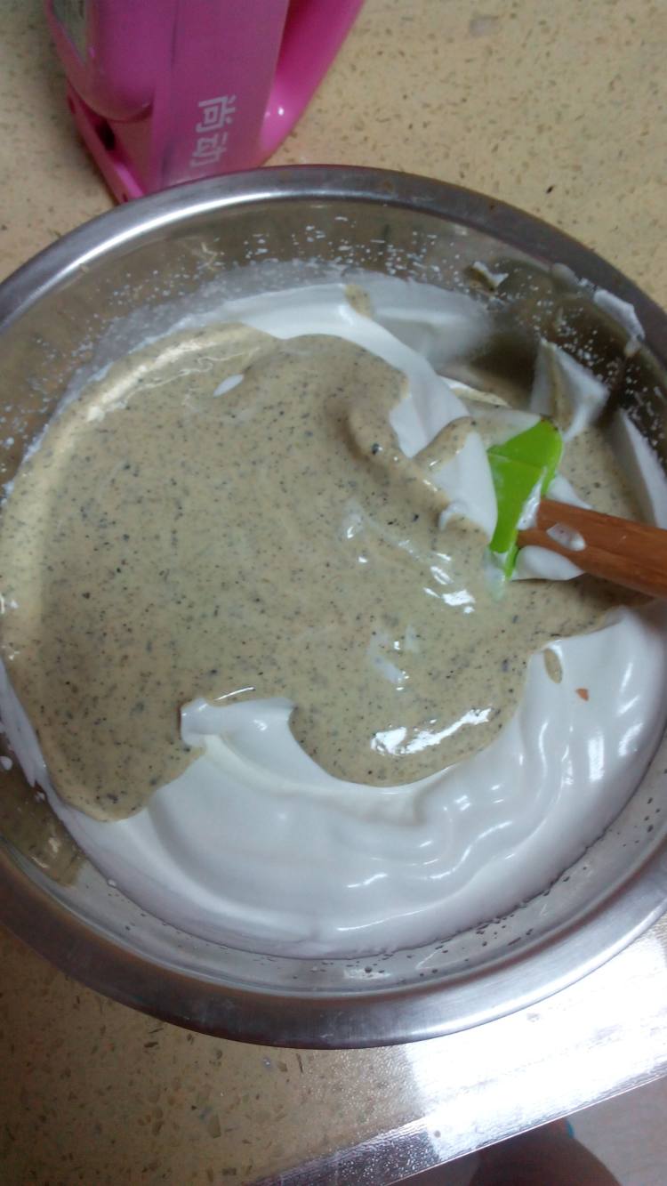 黑芝麻戚风卷步骤12