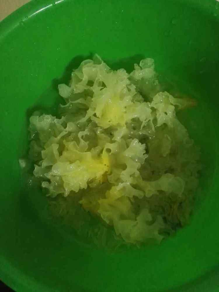 阿胶银耳红枣汤步骤2