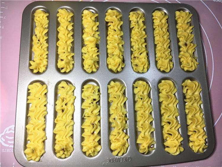 蔓越莓闪电泡芙步骤6