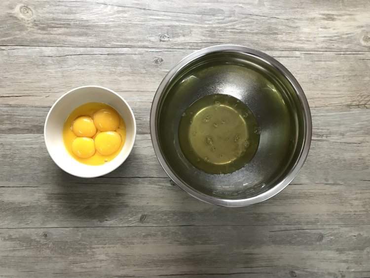黑米戚风蛋糕卷步骤1