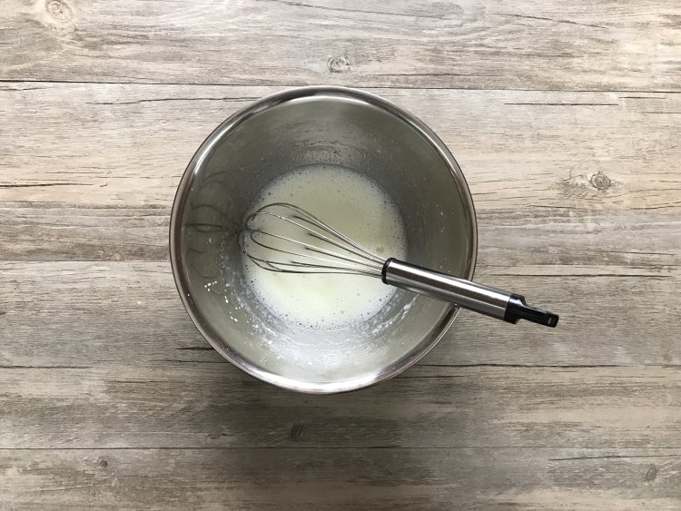 黑米戚风蛋糕卷步骤2