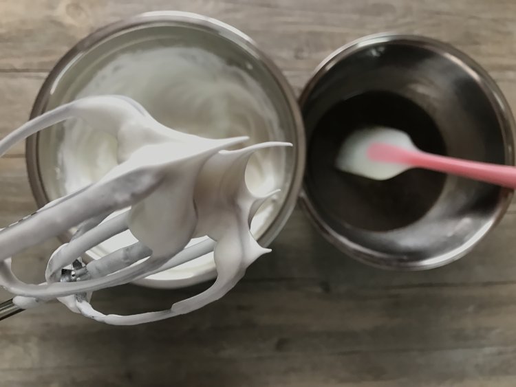 黑米戚风蛋糕卷步骤6