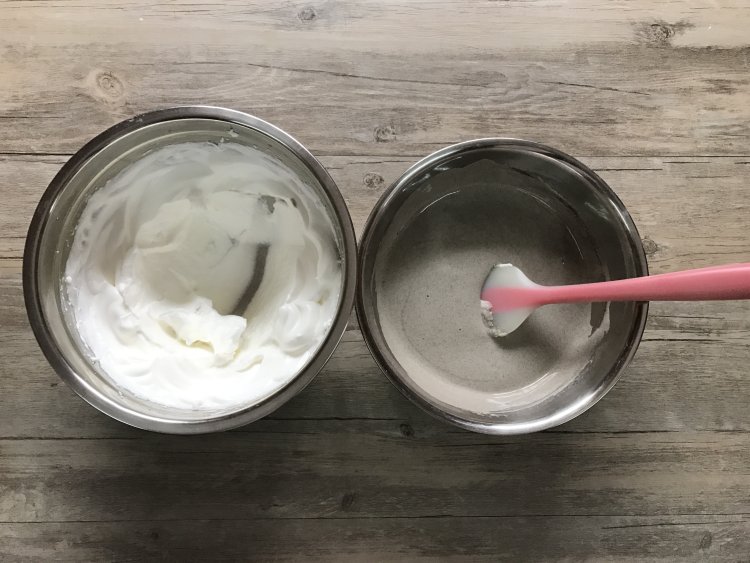 黑米戚风蛋糕卷步骤7