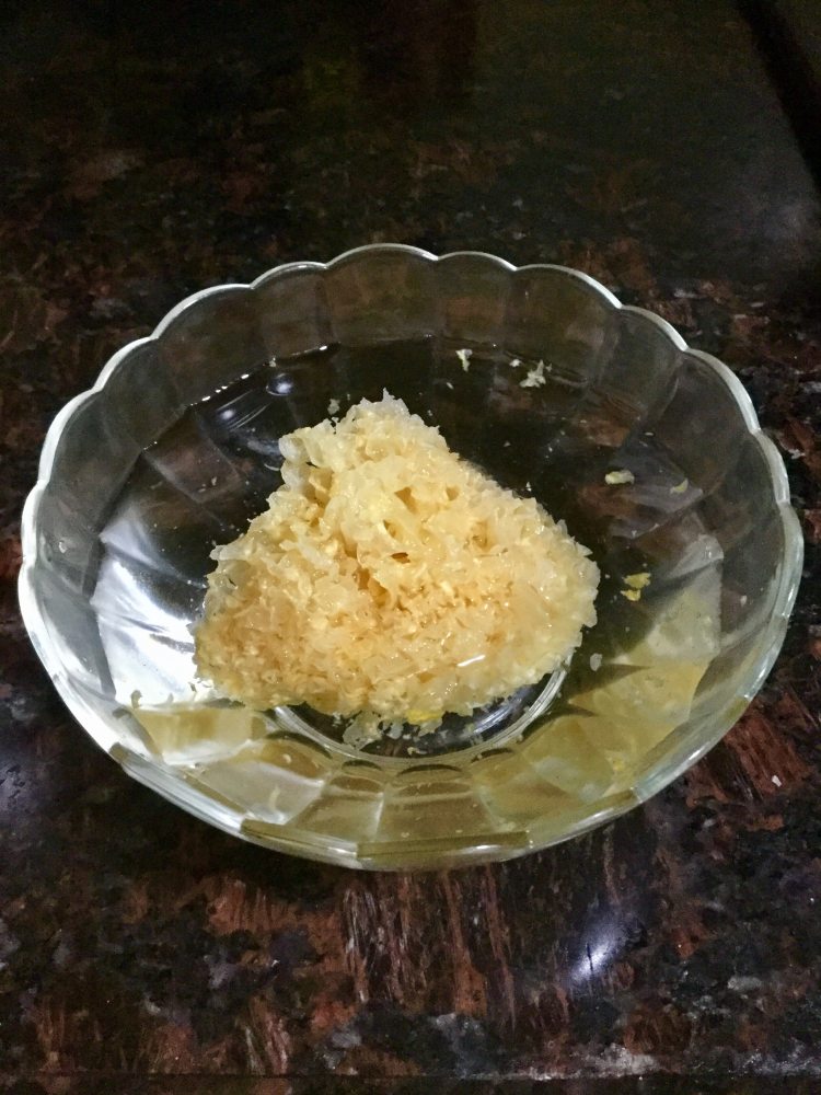 银耳鸡蛋糖水步骤2