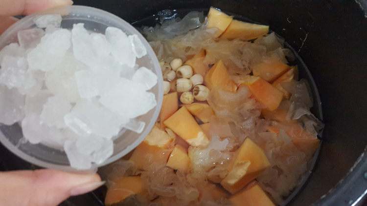 莲子雪耳炖木瓜步骤5