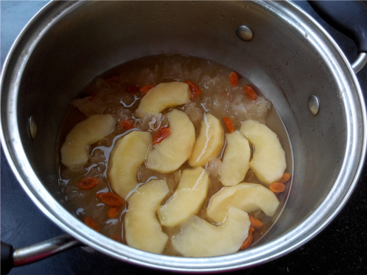 苹果银耳枸杞汤步骤7