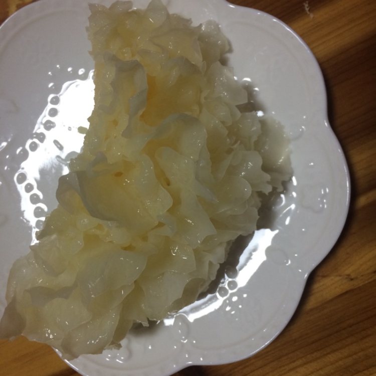 银耳莲子竹荪汤步骤2