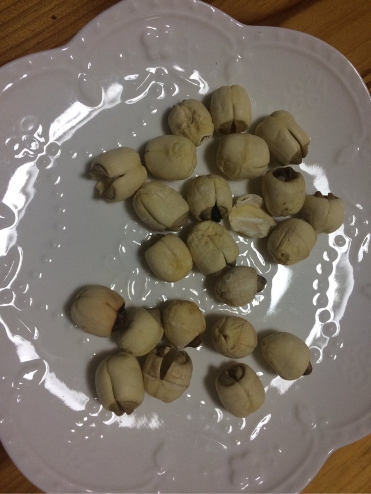 银耳莲子竹荪汤步骤1