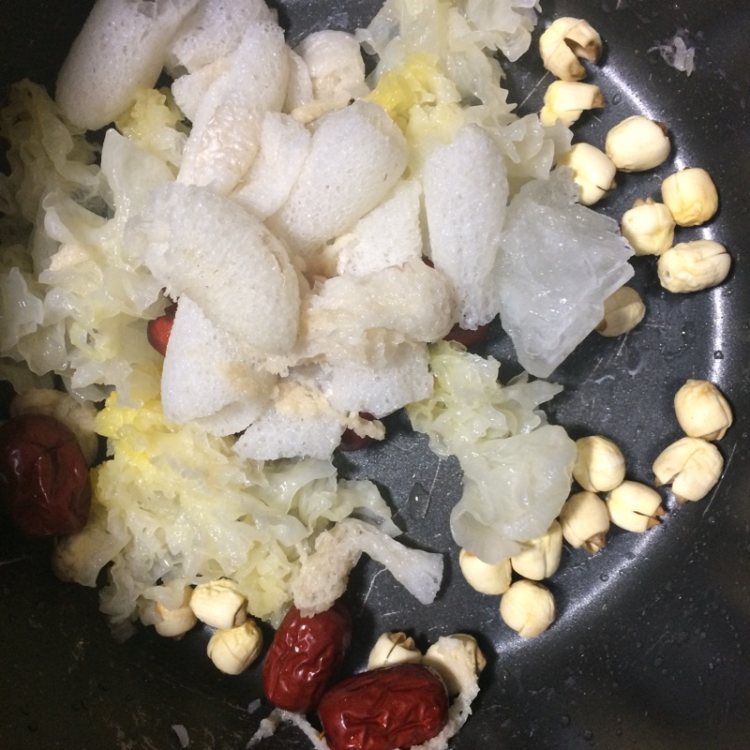 银耳莲子竹荪汤步骤6