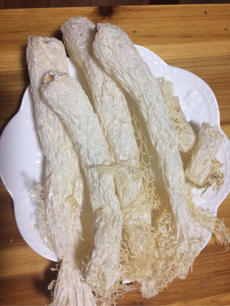 银耳莲子竹荪汤步骤4