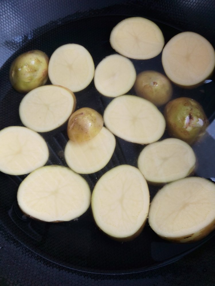 #美味的朋友#腊肠土豆步骤1