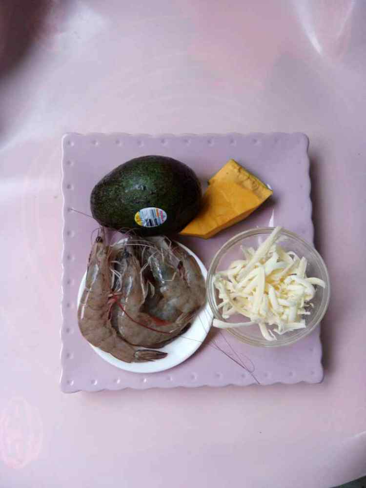 牛油果南瓜焗鲜虾步骤1