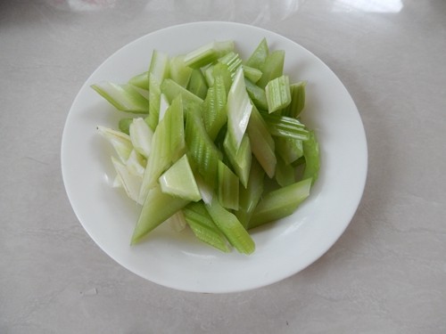 西芹核桃沙拉步骤3