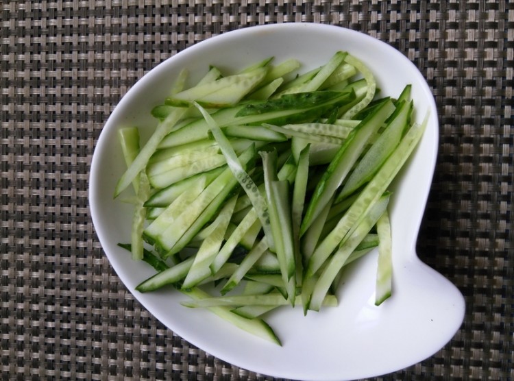 凉拌茭白黄瓜丝步骤1