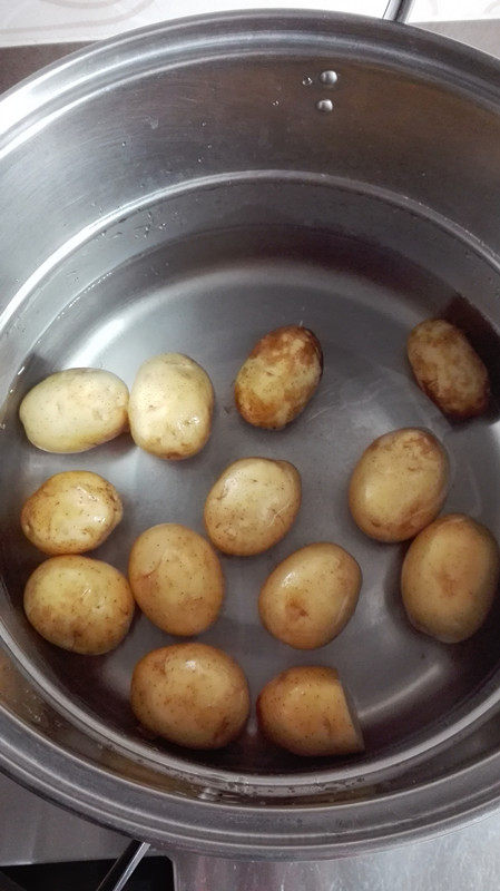 迷迭香土豆色拉步骤1