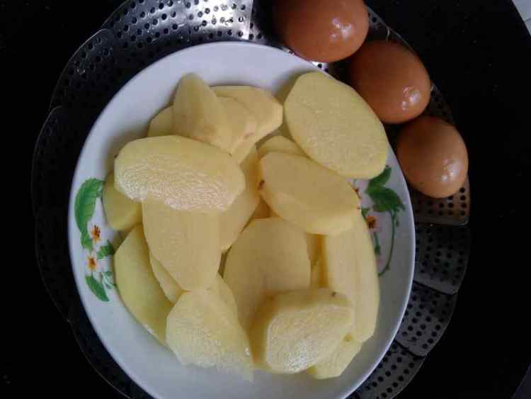 鸡蛋土豆沙拉步骤1