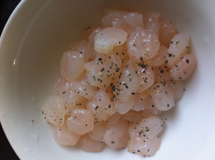 牛油果虾蔬色拉步骤1