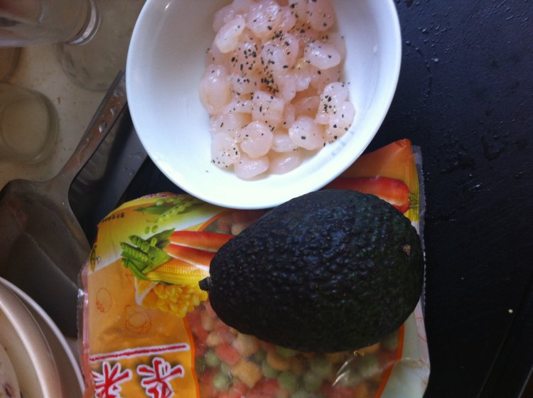 牛油果虾蔬色拉步骤2