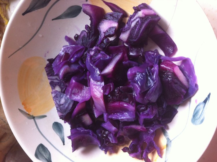 紫甘蓝牛油果色拉步骤2