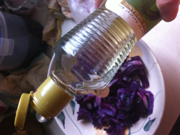 紫甘蓝牛油果色拉步骤3