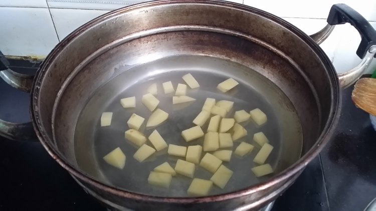 土豆火腿鸡蛋沙拉步骤2