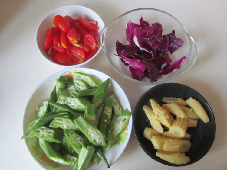 金枪鱼黄秋葵蔬菜沙拉步骤2