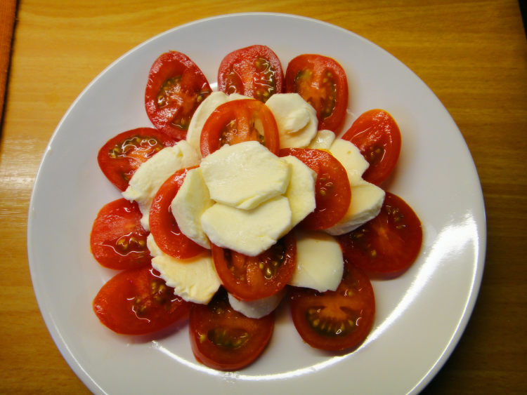 西红柿配奶酪步骤5
