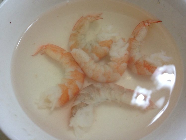 鲜虾水果沙拉步骤2