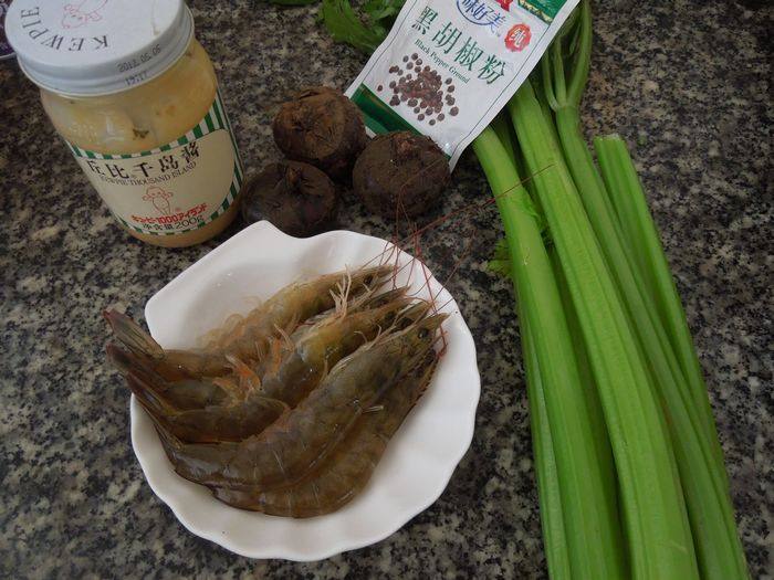马蹄虾仁沙拉步骤1