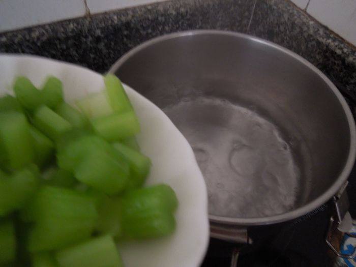 马蹄虾仁沙拉步骤4