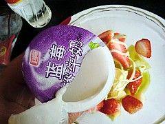 酸奶草莓沙拉步骤6