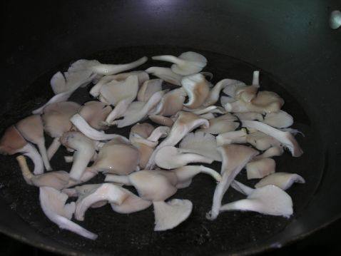 蘑菇豆苗沙拉步骤3