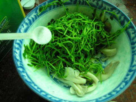 蘑菇豆苗沙拉步骤6