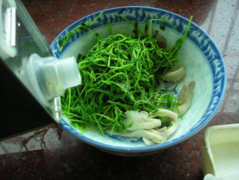 蘑菇豆苗沙拉步骤7