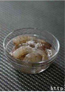 鲜虾芒果蜜乳沙拉步骤3